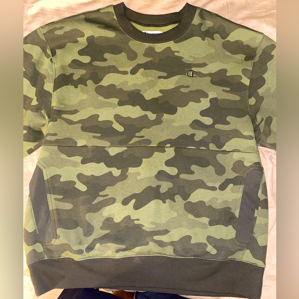 Champion pullover sweater in green camo. Size Large